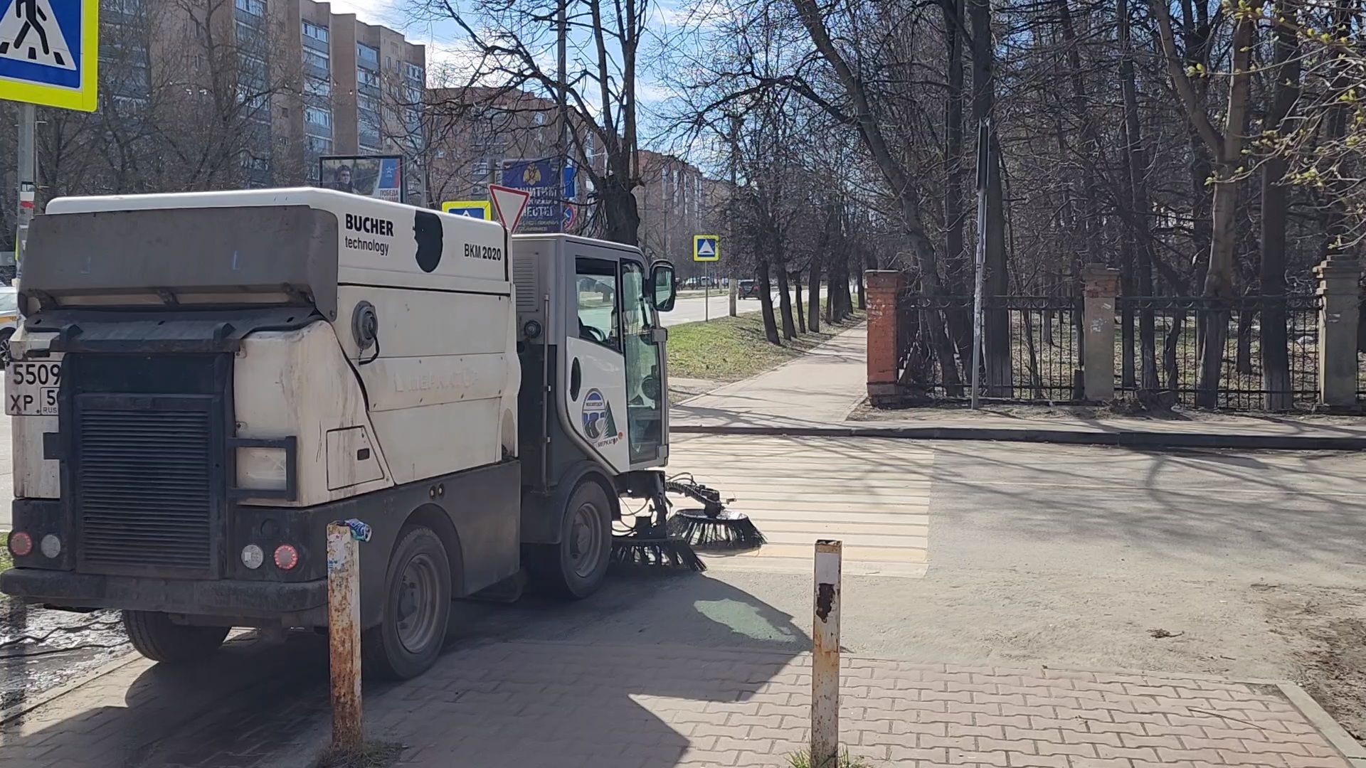 Чехов, улица Чехова, уборка тротуаров, очистка пешеходных дорожек, дорожные работы, Мосавтодор, дороги регионального значения, дороги и тротуары местного значения, мбу чеховское благоустройство, уборочная техника, спецтехника,