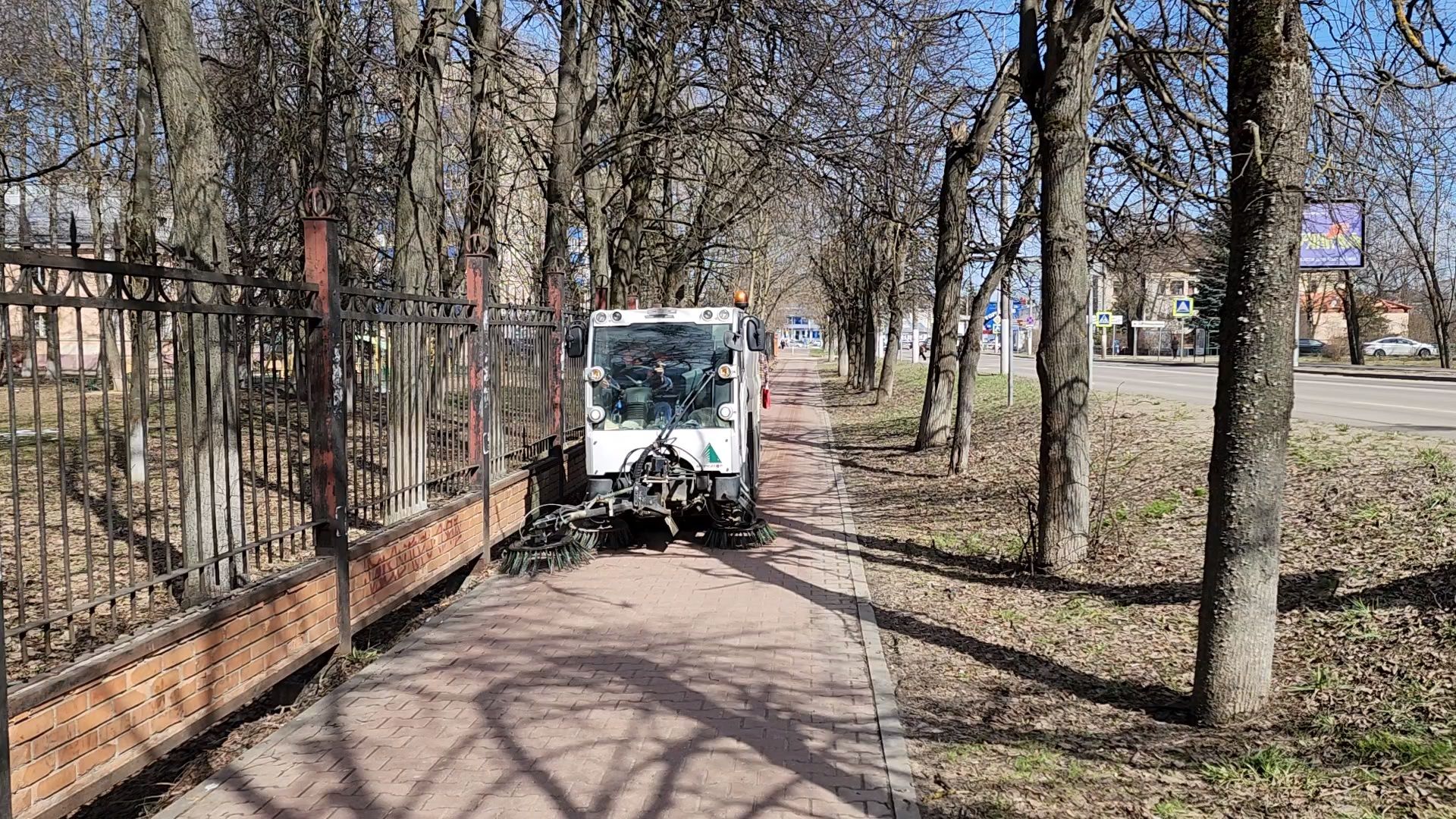 Чехов, улица Чехова, уборка тротуаров, очистка пешеходных дорожек, дорожные работы, Мосавтодор, дороги регионального значения, дороги и тротуары местного значения, мбу чеховское благоустройство, уборочная техника, спецтехника,