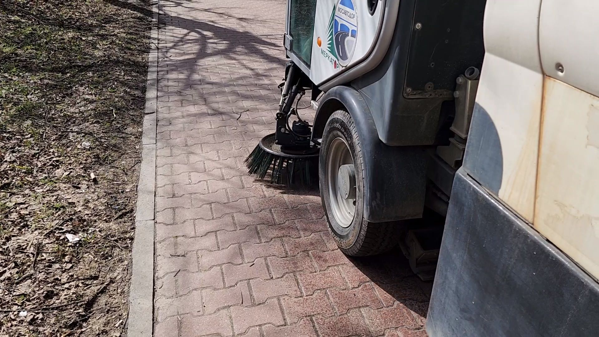 Чехов, улица Чехова, уборка тротуаров, очистка пешеходных дорожек, дорожные работы, Мосавтодор, дороги регионального значения, дороги и тротуары местного значения, мбу чеховское благоустройство, уборочная техника, спецтехника,