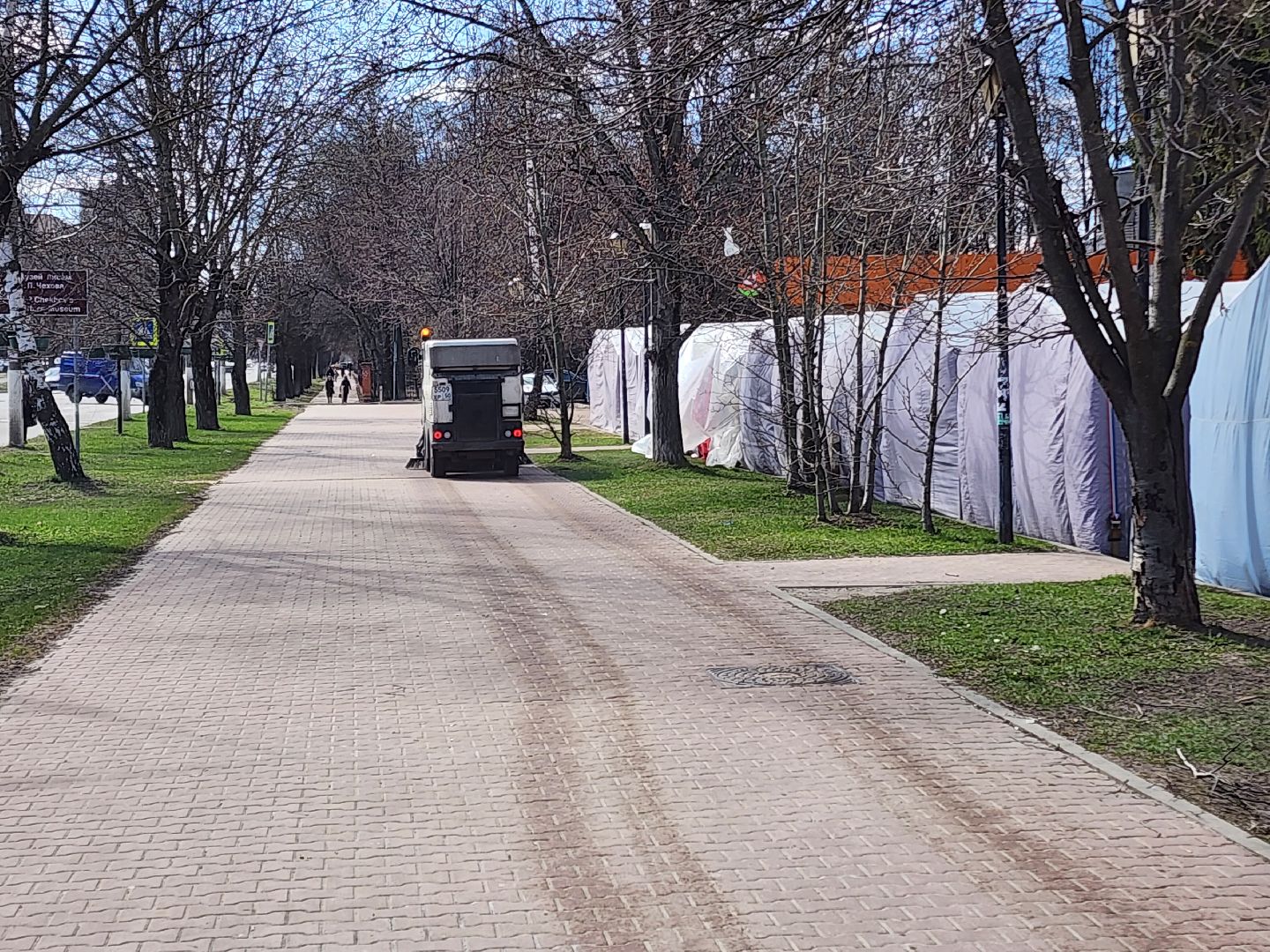 Чехов, улица Чехова, уборка тротуаров, очистка пешеходных дорожек, дорожные работы, Мосавтодор, дороги регионального значения, дороги и тротуары местного значения, мбу чеховское благоустройство, уборочная техника, спецтехника,