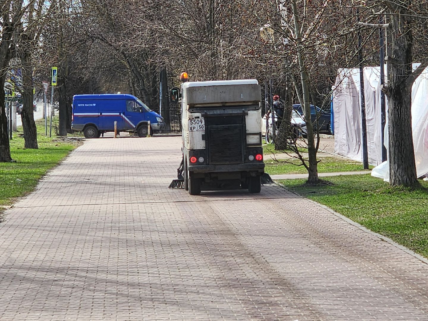 Чехов, улица Чехова, уборка тротуаров, очистка пешеходных дорожек, дорожные работы, Мосавтодор, дороги регионального значения, дороги и тротуары местного значения, мбу чеховское благоустройство, уборочная техника, спецтехника,