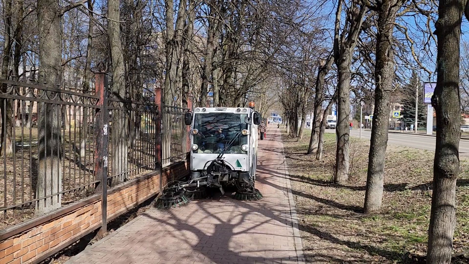 Чехов, улица Чехова, уборка тротуаров, очистка пешеходных дорожек, дорожные работы, Мосавтодор, дороги регионального значения, дороги и тротуары местного значения, мбу чеховское благоустройство, уборочная техника, спецтехника,