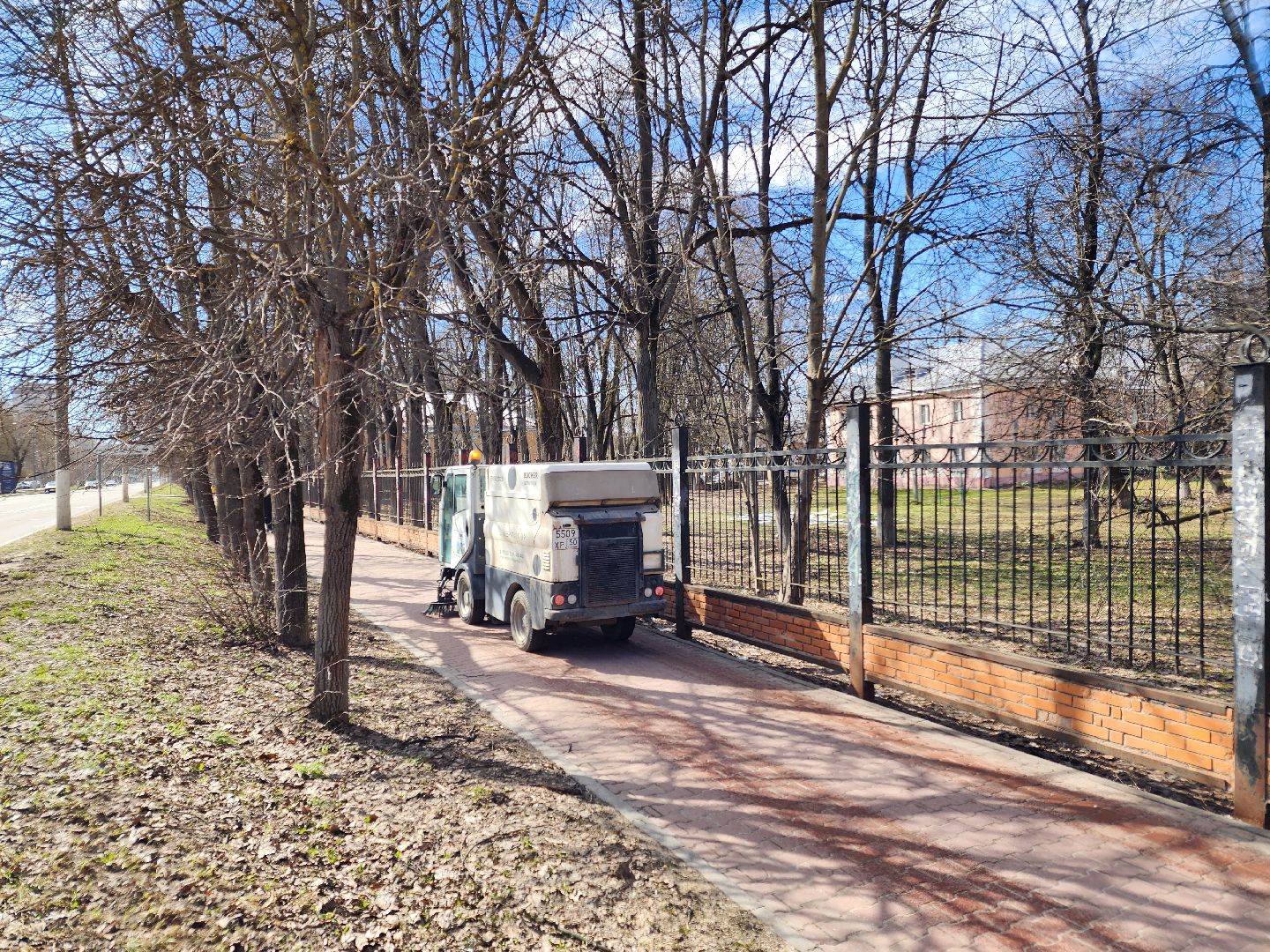 Чехов, улица Чехова, уборка тротуаров, очистка пешеходных дорожек, дорожные работы, Мосавтодор, дороги регионального значения, дороги и тротуары местного значения, мбу чеховское благоустройство, уборочная техника, спецтехника,