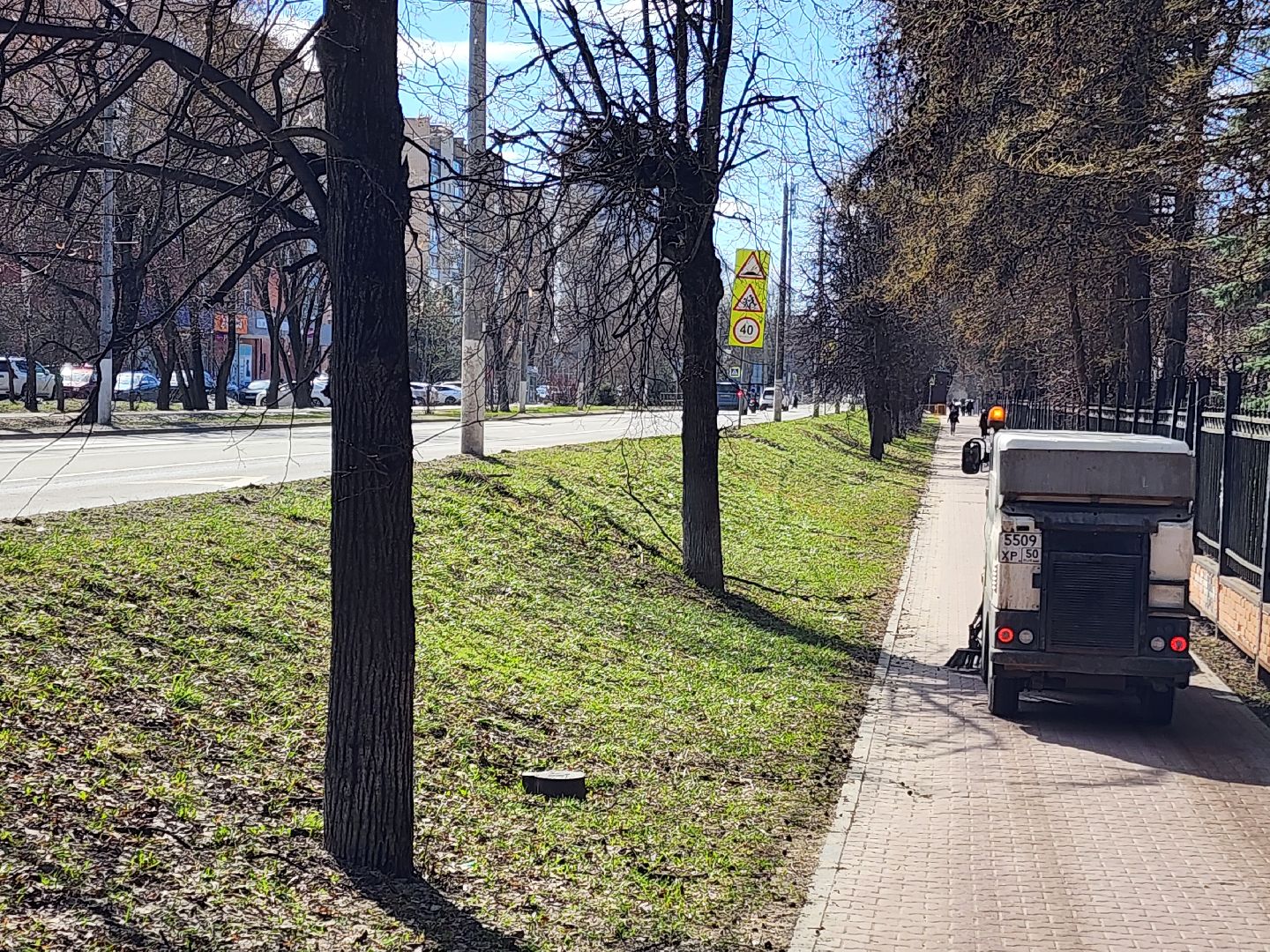 Чехов, улица Чехова, уборка тротуаров, очистка пешеходных дорожек, дорожные работы, Мосавтодор, дороги регионального значения, дороги и тротуары местного значения, мбу чеховское благоустройство, уборочная техника, спецтехника,