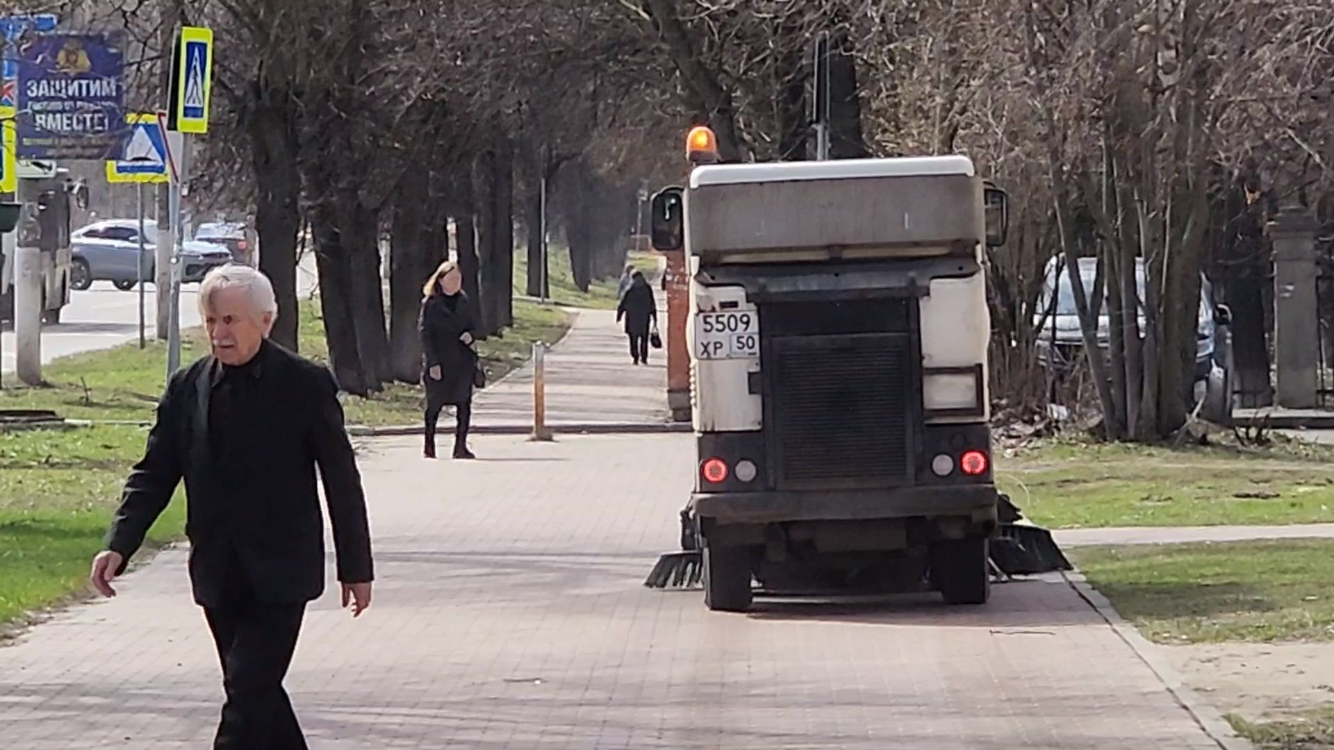 Чехов, улица Чехова, уборка тротуаров, очистка пешеходных дорожек, дорожные работы, Мосавтодор, дороги регионального значения, дороги и тротуары местного значения, мбу чеховское благоустройство, уборочная техника, спецтехника,