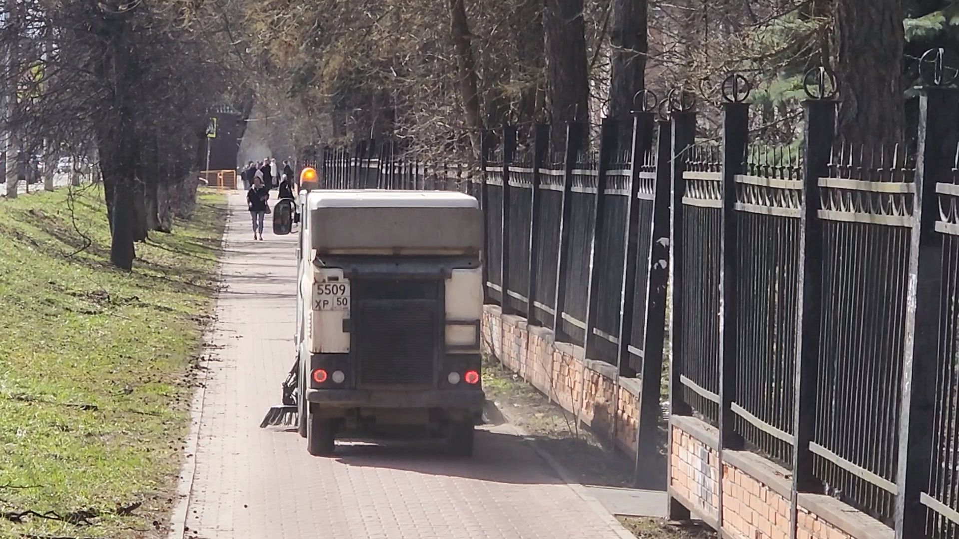 Чехов, улица Чехова, уборка тротуаров, очистка пешеходных дорожек, дорожные работы, Мосавтодор, дороги регионального значения, дороги и тротуары местного значения, мбу чеховское благоустройство, уборочная техника, спецтехника,