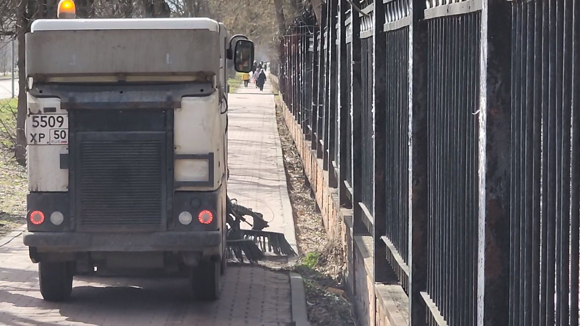 Чехов, улица Чехова, уборка тротуаров, очистка пешеходных дорожек, дорожные работы, Мосавтодор, дороги регионального значения, дороги и тротуары местного значения, мбу чеховское благоустройство, уборочная техника, спецтехника,