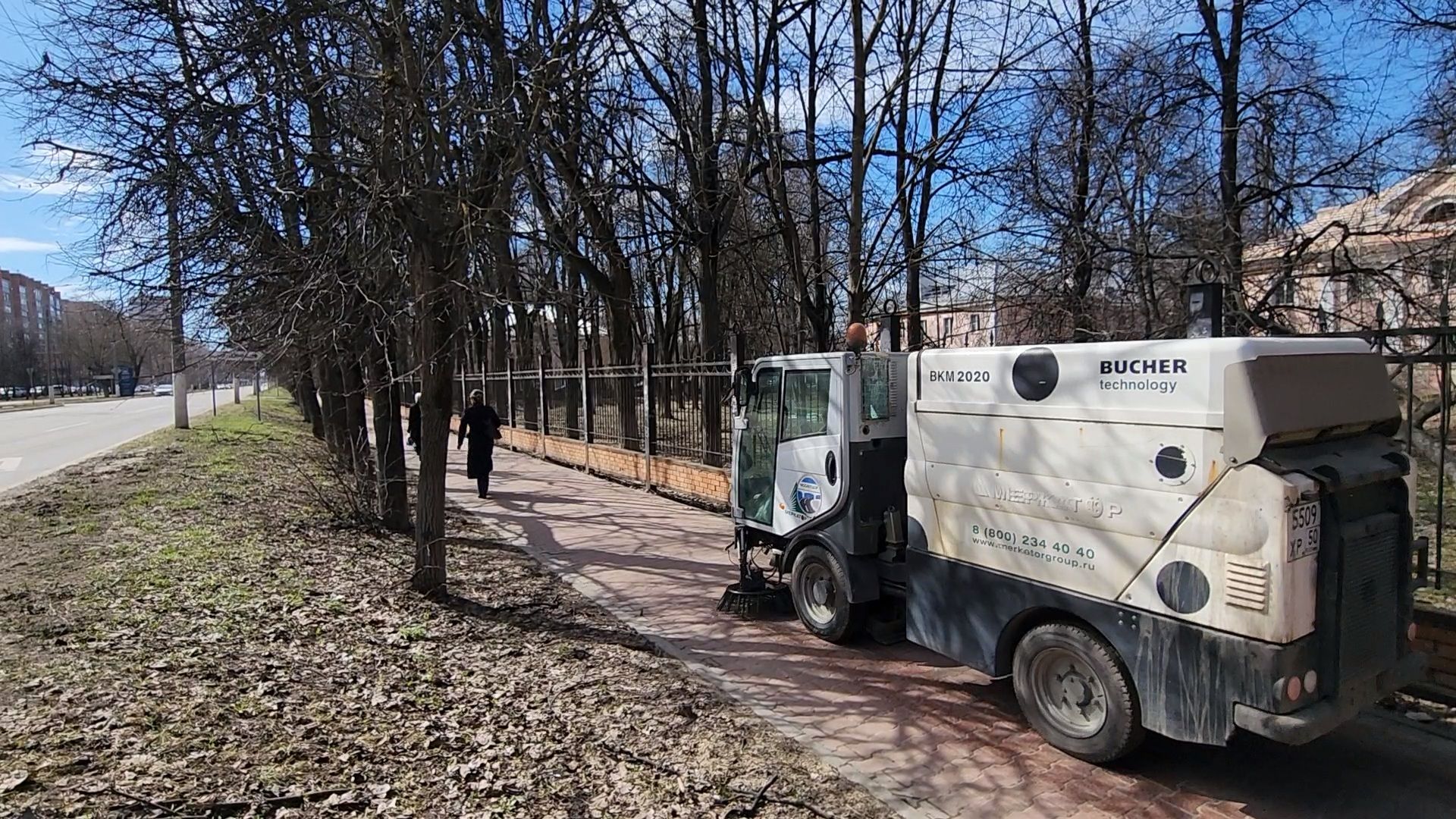 Чехов, улица Чехова, уборка тротуаров, очистка пешеходных дорожек, дорожные работы, Мосавтодор, дороги регионального значения, дороги и тротуары местного значения, мбу чеховское благоустройство, уборочная техника, спецтехника,