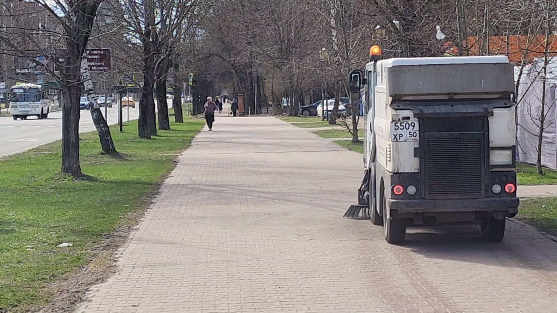 Чехов, улица Чехова, уборка тротуаров, очистка пешеходных дорожек, дорожные работы, Мосавтодор, дороги регионального значения, дороги и тротуары местного значения, мбу чеховское благоустройство, уборочная техника, спецтехника,