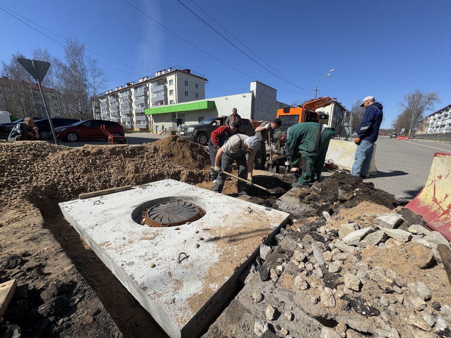 шаховская, канализационные колодцы, коммунальная служба,