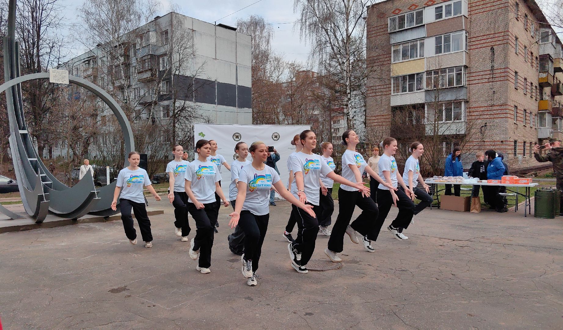 кедр, яблоня, акция, посадка деревьев,