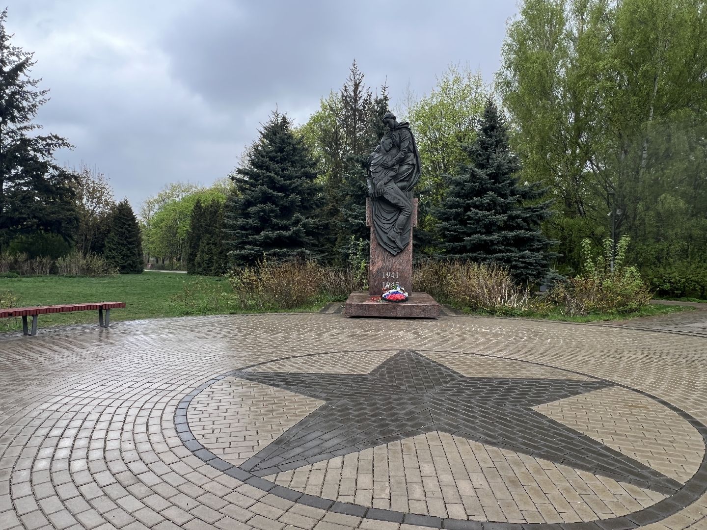 Химки, сквер имени Марии Рубцовой, памятник, Подвиг милосердие, скорая помощь, врач, медсестра