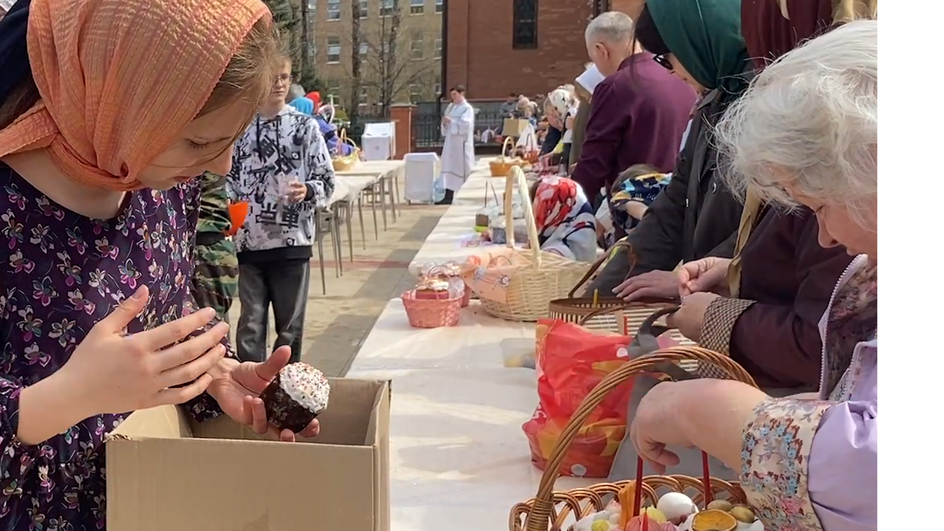 пасха во власихе, куличи для бойцов, куличи для военнослужащих, Освящение куличей, храм рвсн во власихе,