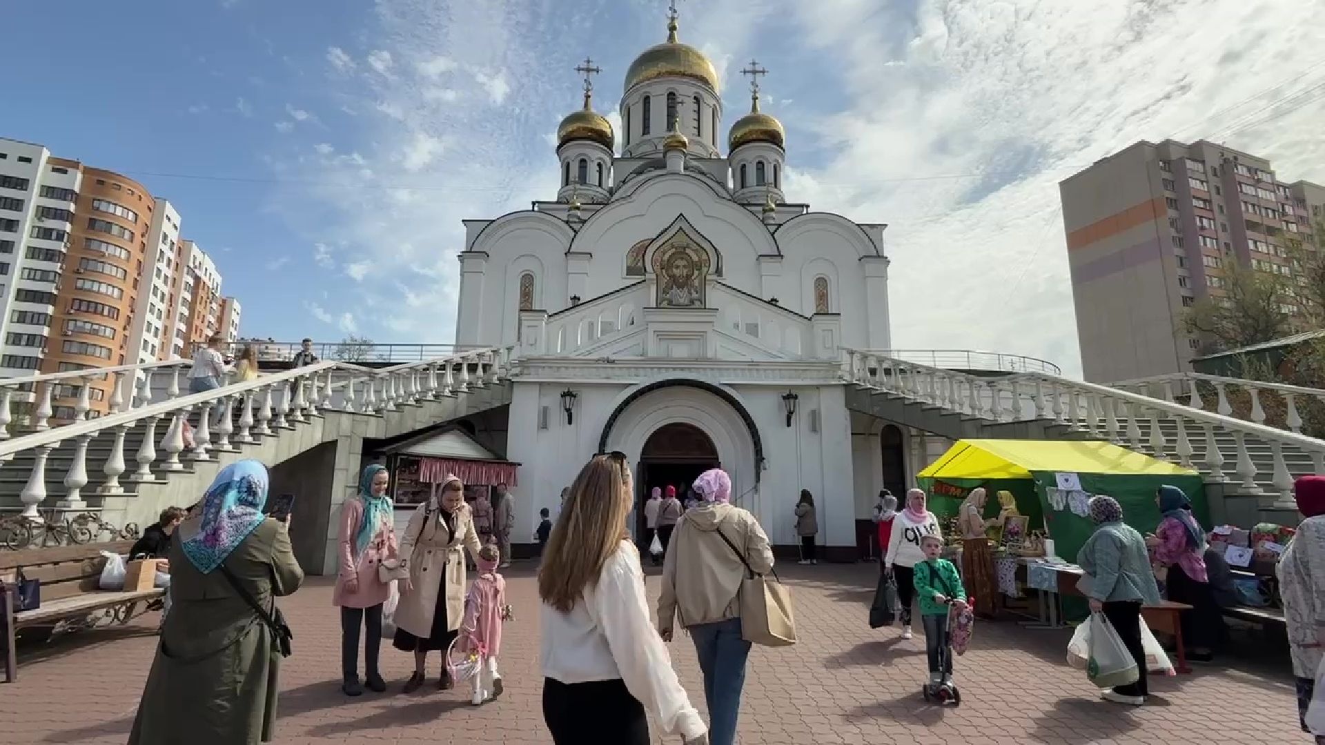 Реутов, пасха,  украшение храма, цветы, поклонение, служба,