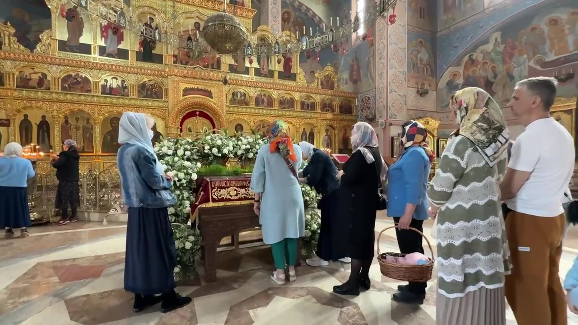 Реутов, пасха,  украшение храма, цветы, поклонение, служба,