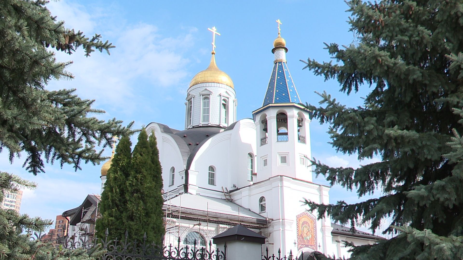 Реутов, пасха,  украшение храма, цветы, поклонение, служба,