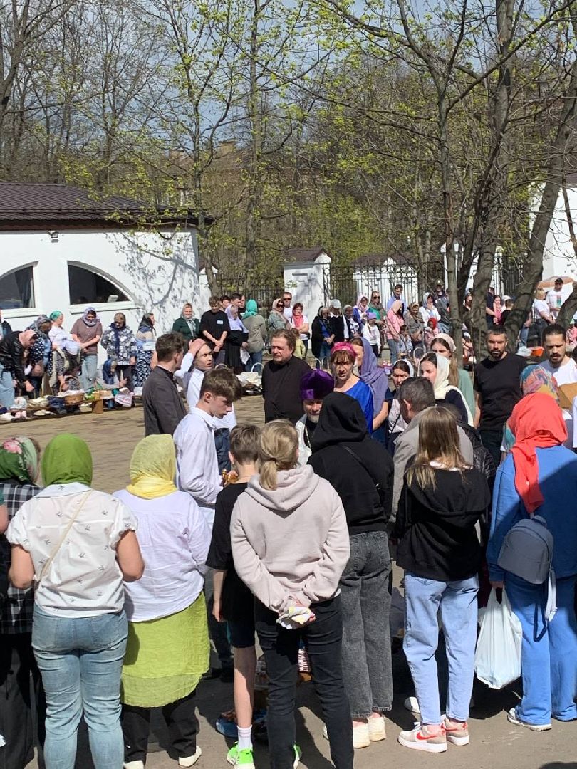 долгопрудный, пасха 2025, храм преображения господня, куличи, вечернее богослужение,