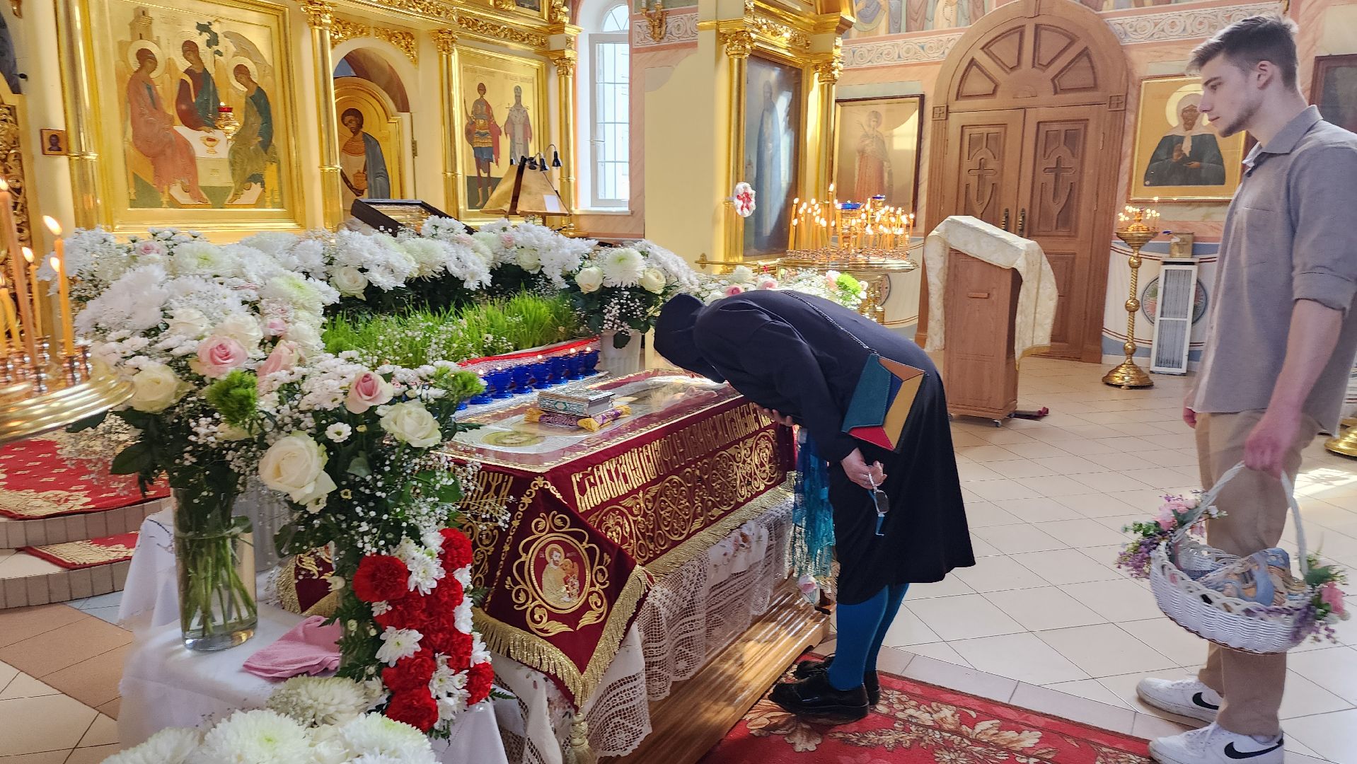 пушкино, храм, пасха христова, убранство, плащаница иисуса христа,прихожане, богослужение,