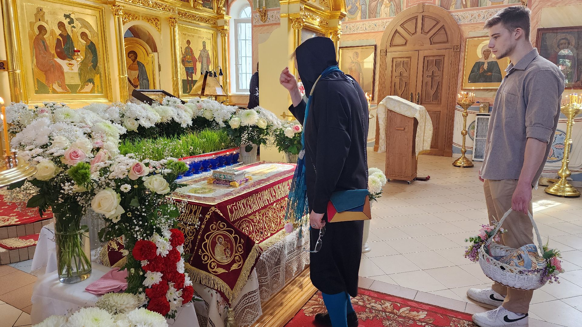 пушкино, храм, пасха христова, убранство, плащаница иисуса христа,прихожане, богослужение,