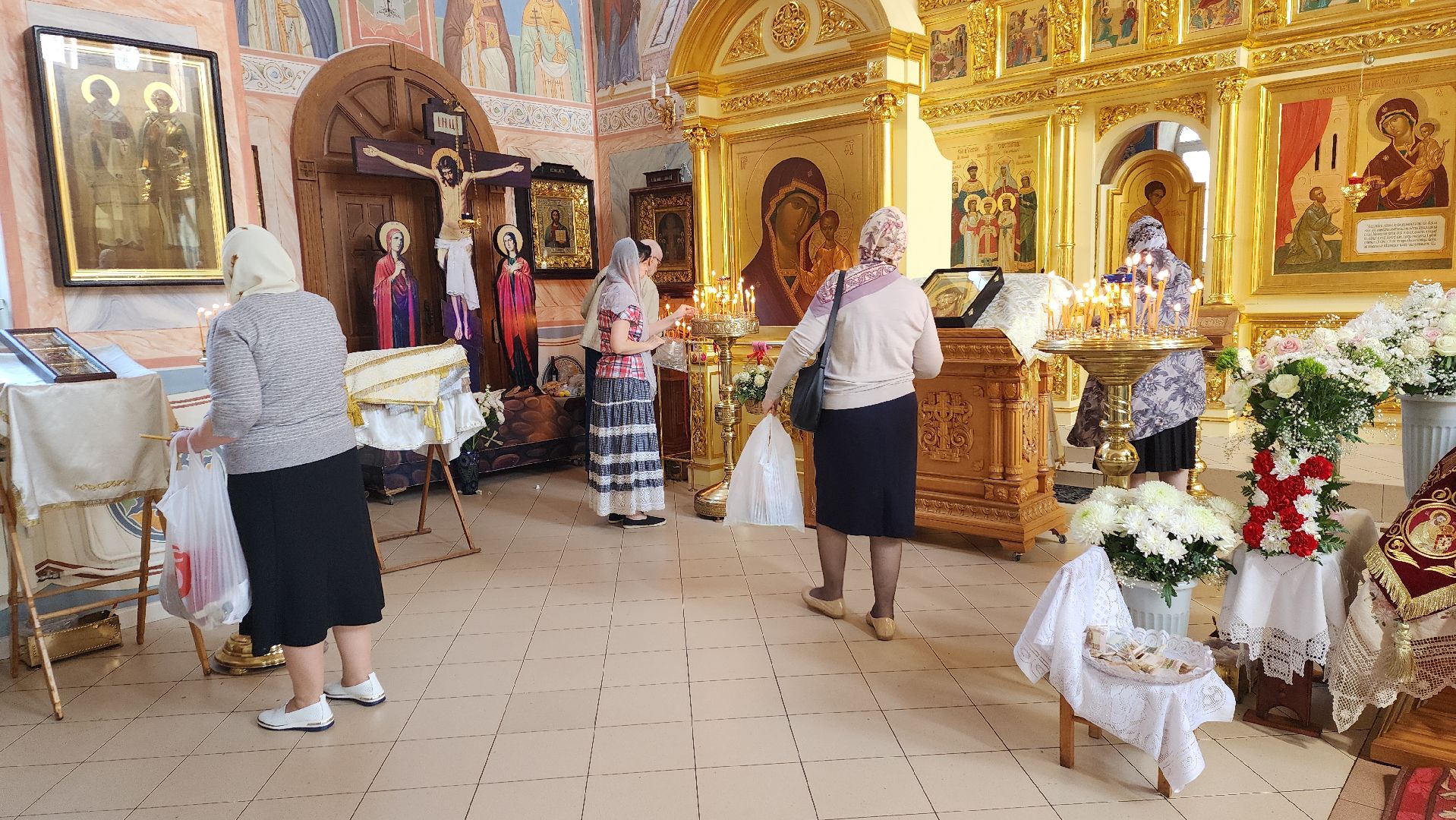 пушкино, храм, пасха христова, убранство, плащаница иисуса христа,прихожане, богослужение,