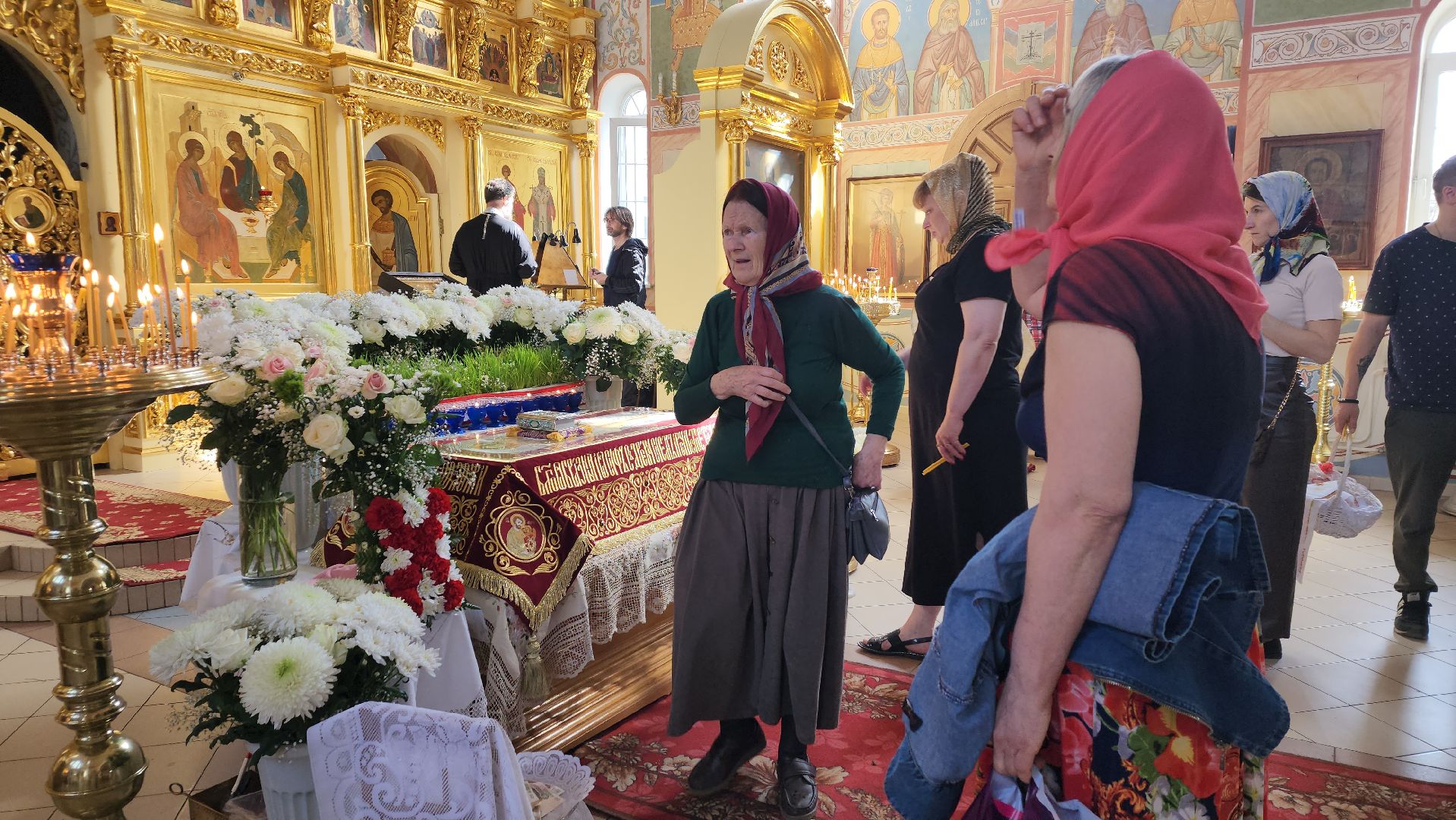 пушкино, храм, пасха христова, убранство, плащаница иисуса христа,прихожане, богослужение,