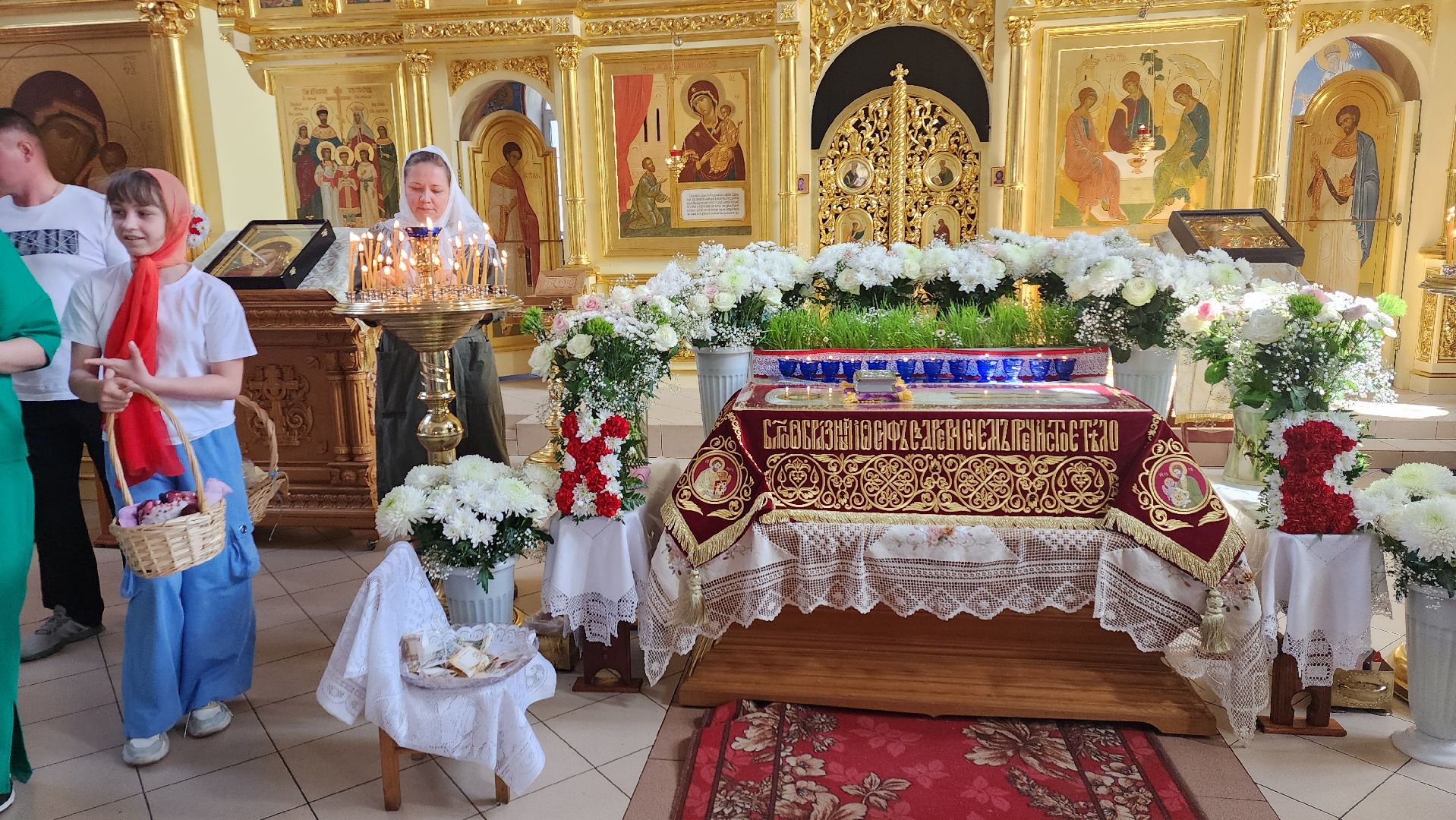 пушкино, храм, пасха христова, убранство, плащаница иисуса христа,прихожане, богослужение,