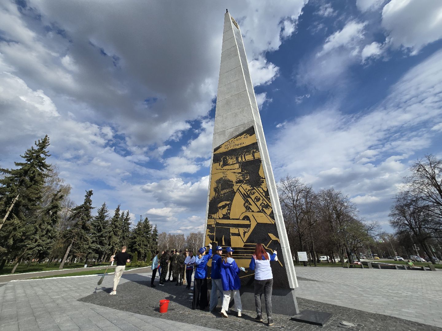 Коломна, субботник, стела трудовой доблести, памятник вов,