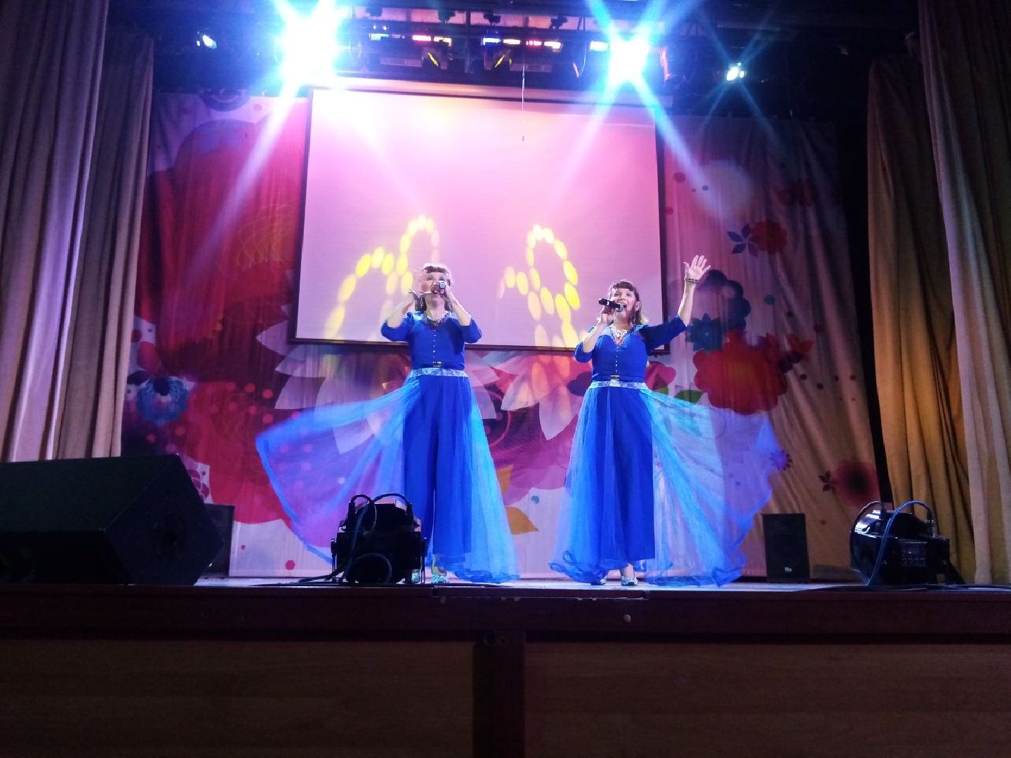 пушкино, концерт, песни военных лет, песни о родине, эстрада,зрители, дом культуры,дуэт,сестры-близнецы,