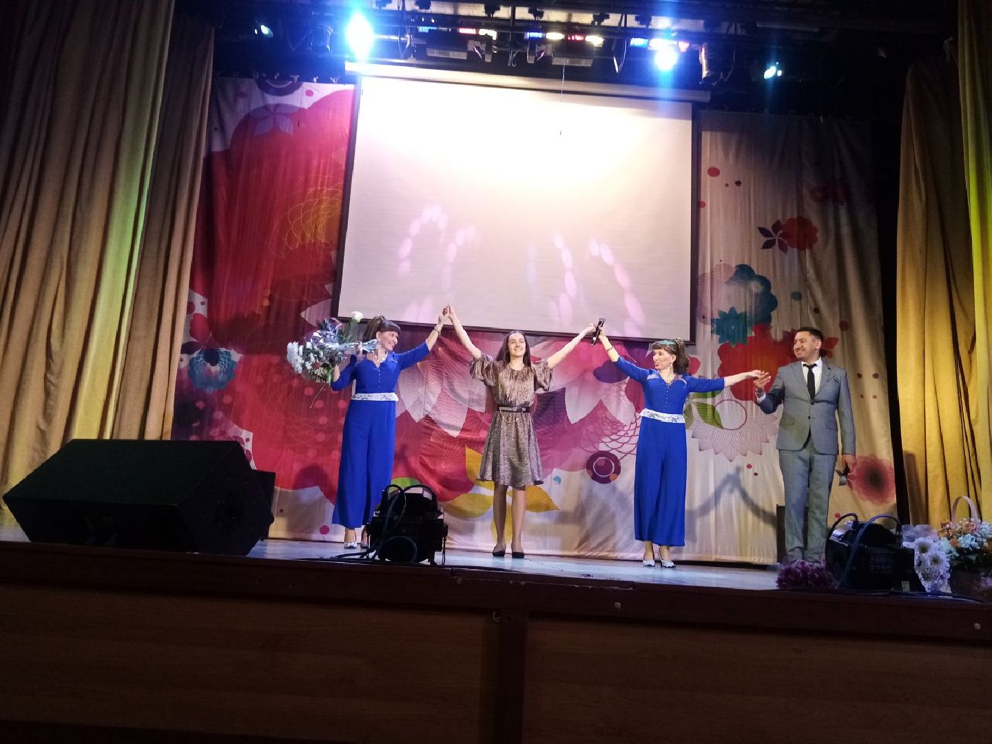 пушкино, концерт, песни военных лет, песни о родине, эстрада,зрители, дом культуры,дуэт,сестры-близнецы,