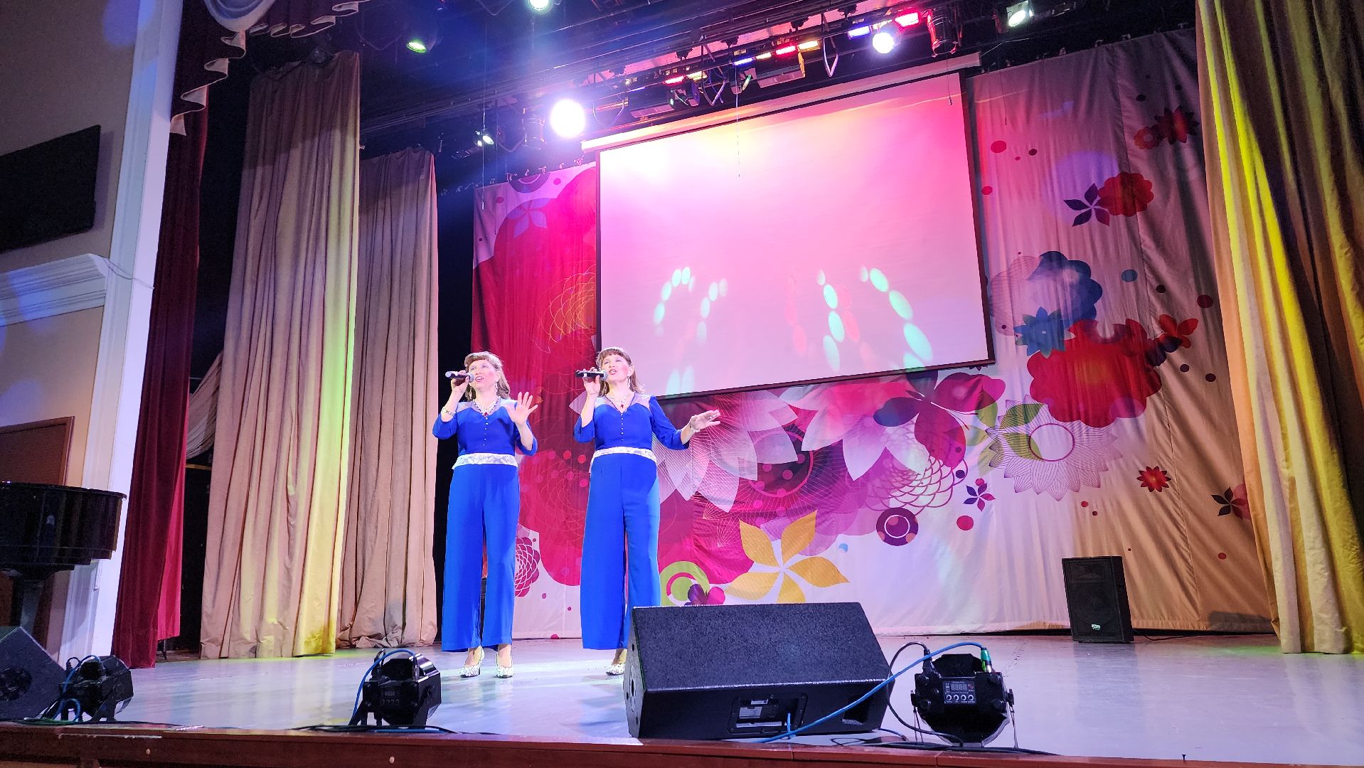 пушкино, концерт, песни военных лет, песни о родине, эстрада,зрители, дом культуры,дуэт,сестры-близнецы,