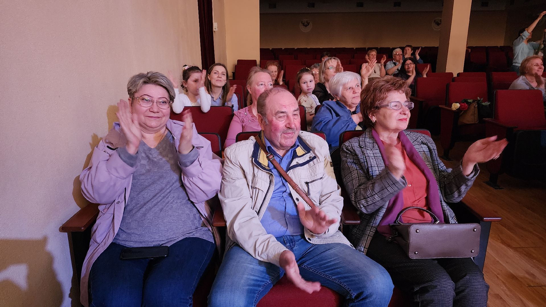 пушкино, концерт, песни военных лет, песни о родине, эстрада,зрители, дом культуры,дуэт,сестры-близнецы,