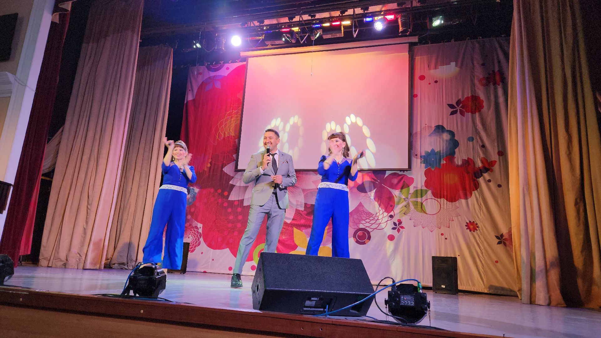 пушкино, концерт, песни военных лет, песни о родине, эстрада,зрители, дом культуры,дуэт,сестры-близнецы,