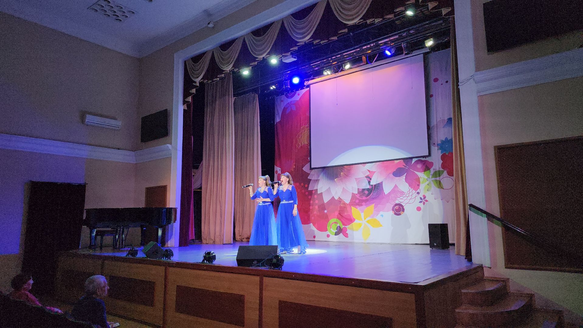 пушкино, концерт, песни военных лет, песни о родине, эстрада,зрители, дом культуры,дуэт,сестры-близнецы,