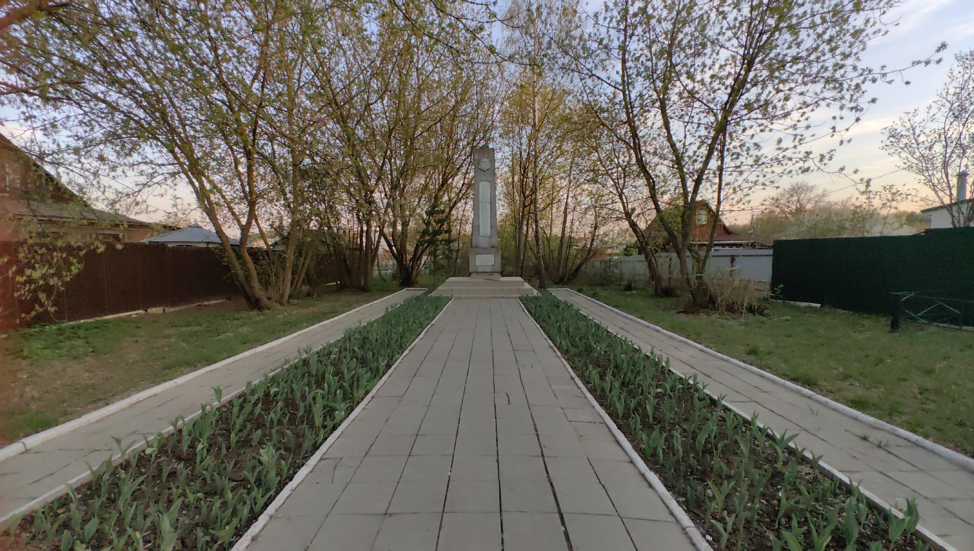 памятник, тюльпаны, уборка, вов, 9 мая, волонтеры,