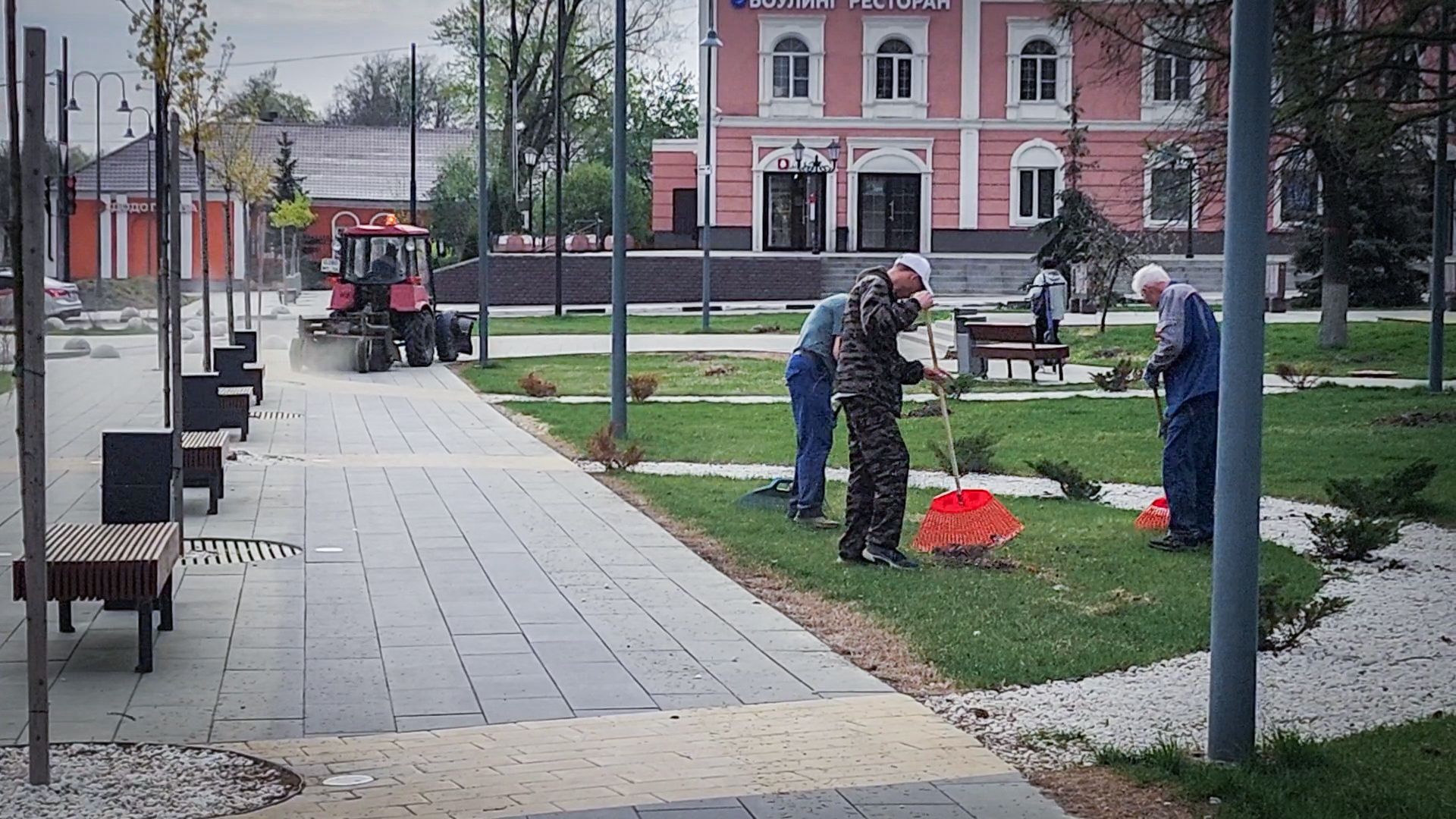 бронницы, уборка площади имени Тимофеева , весенняя уборка , площадь имени Тимофеева ,