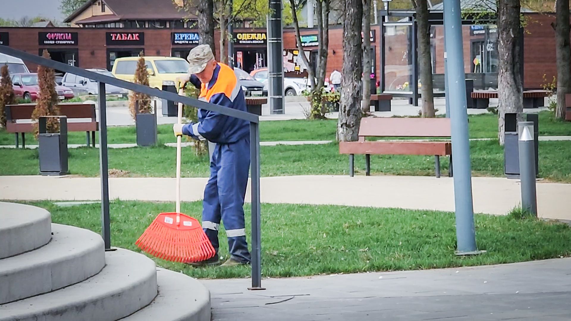 бронницы, уборка площади имени Тимофеева , весенняя уборка , площадь имени Тимофеева ,