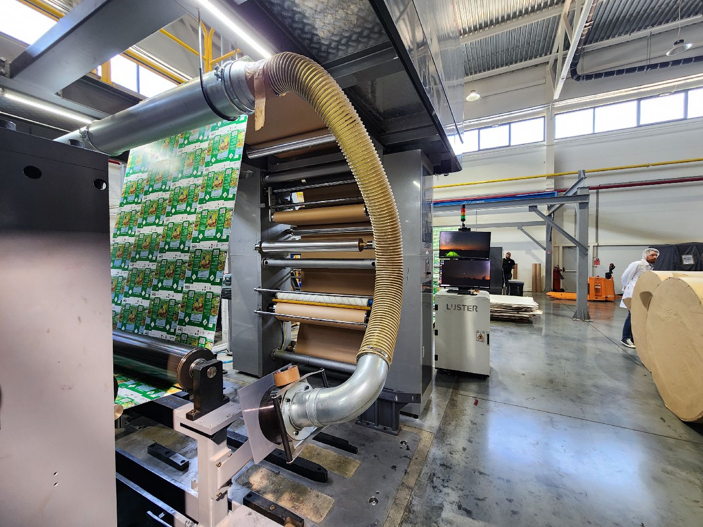 Чехов, симферопольское шоссе, завод МолоПак, картонная упаковка, производство, изготовление, пищевая промышленность, аналог Тетра Пак, аналог Пюр-Пак, форматы и виды упаковки,производительность предприятия, асептическая упаковка, упаковка из картона, упаковка для молочных продуктов соков и воды,  структура предприятия, история завода,