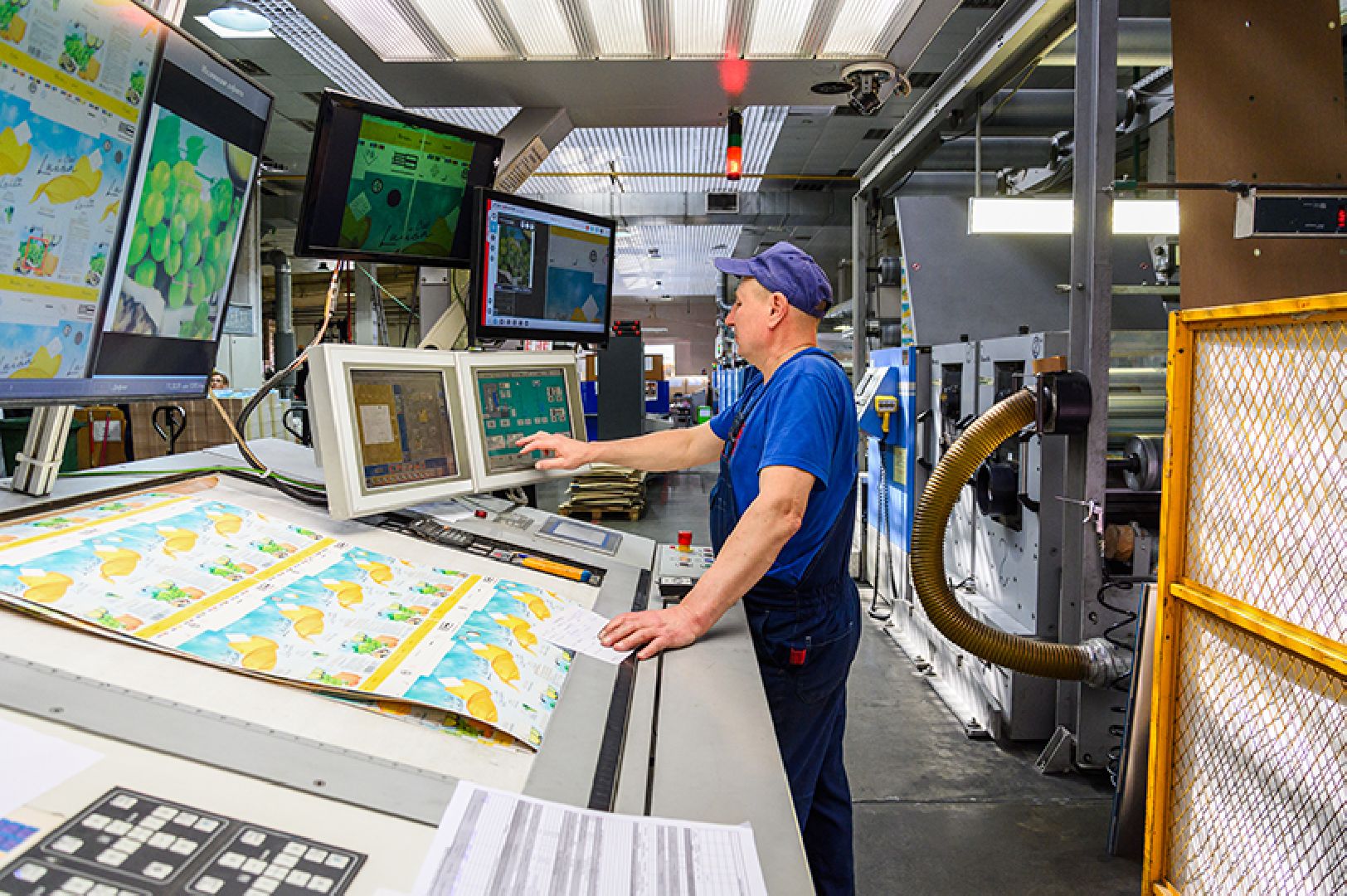 Чехов, симферопольское шоссе, завод МолоПак, картонная упаковка, производство, изготовление, пищевая промышленность, аналог Тетра Пак, аналог Пюр-Пак, форматы и виды упаковки,производительность предприятия, асептическая упаковка, упаковка из картона, упаковка для молочных продуктов соков и воды,  структура предприятия, история завода,