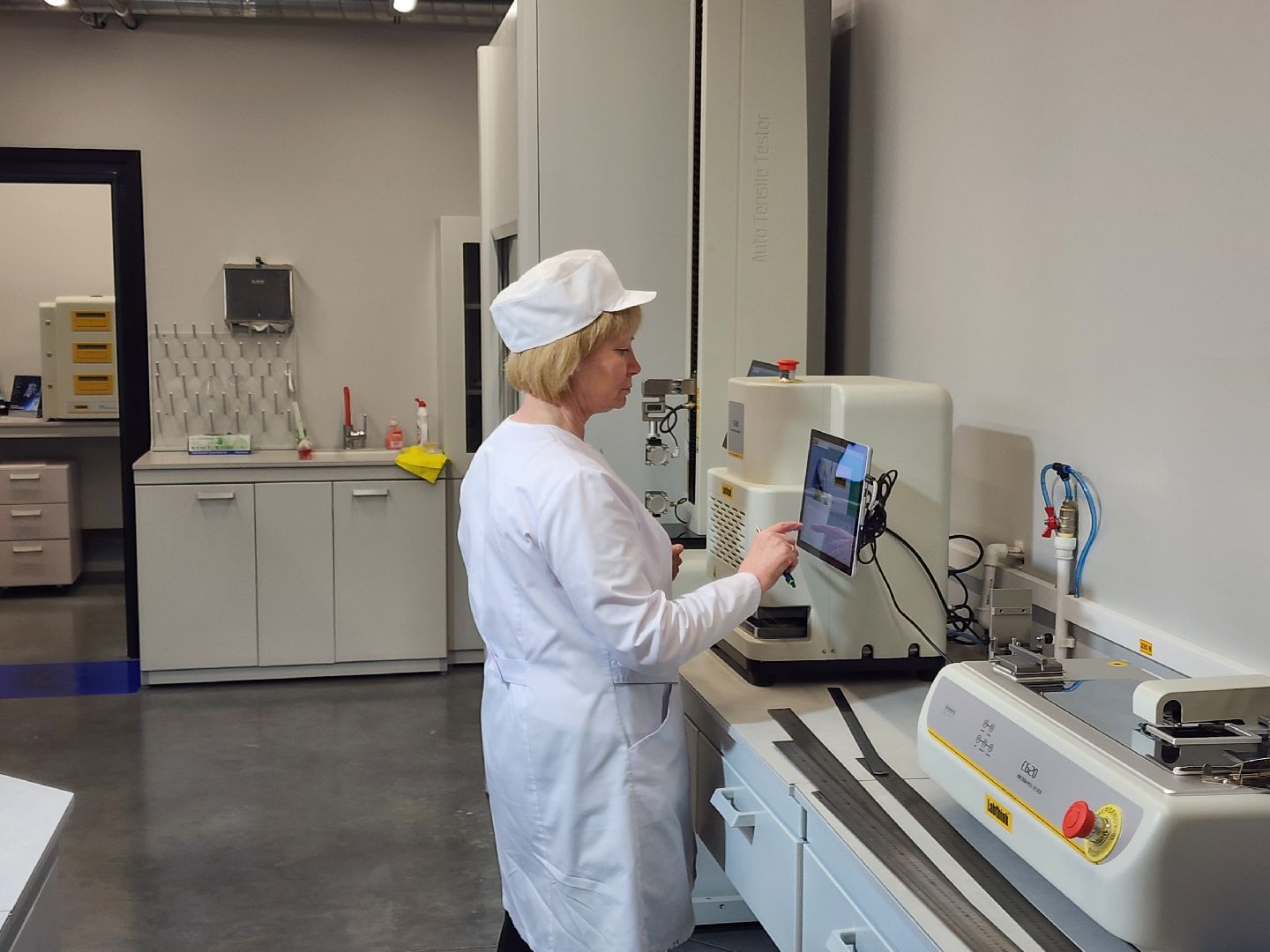 Чехов, симферопольское шоссе, завод МолоПак, картонная упаковка, производство, изготовление, пищевая промышленность, аналог Тетра Пак, аналог Пюр-Пак, форматы и виды упаковки,производительность предприятия, асептическая упаковка, упаковка из картона, упаковка для молочных продуктов соков и воды,  структура предприятия, история завода,