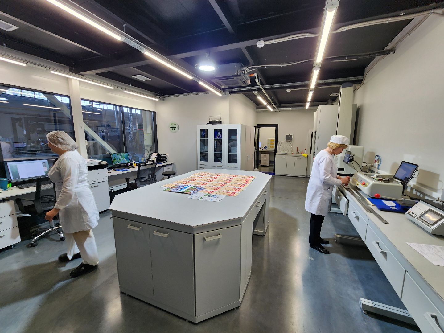 Чехов, симферопольское шоссе, завод МолоПак, картонная упаковка, производство, изготовление, пищевая промышленность, аналог Тетра Пак, аналог Пюр-Пак, форматы и виды упаковки,производительность предприятия, асептическая упаковка, упаковка из картона, упаковка для молочных продуктов соков и воды,  структура предприятия, история завода,