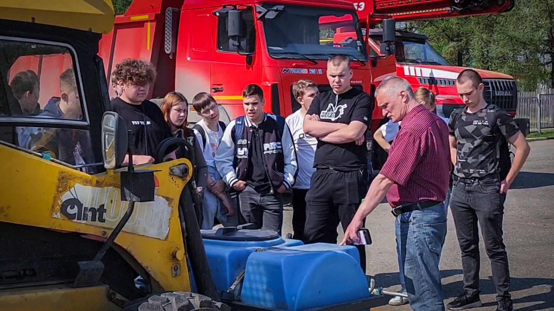 бронницы, Автомобильно-дорожный колледж , мбу благоустройство, студентам показали коммунальную технику ,