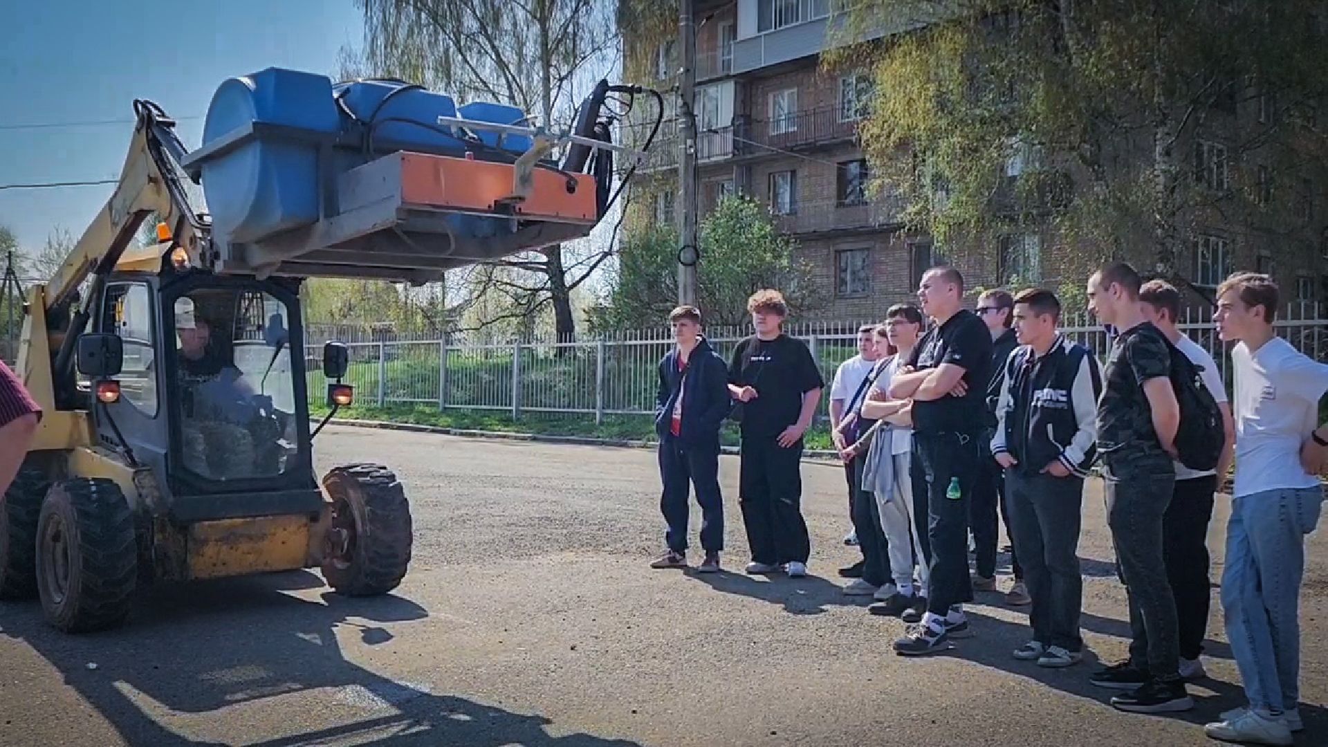бронницы, Автомобильно-дорожный колледж , мбу благоустройство, студентам показали коммунальную технику ,