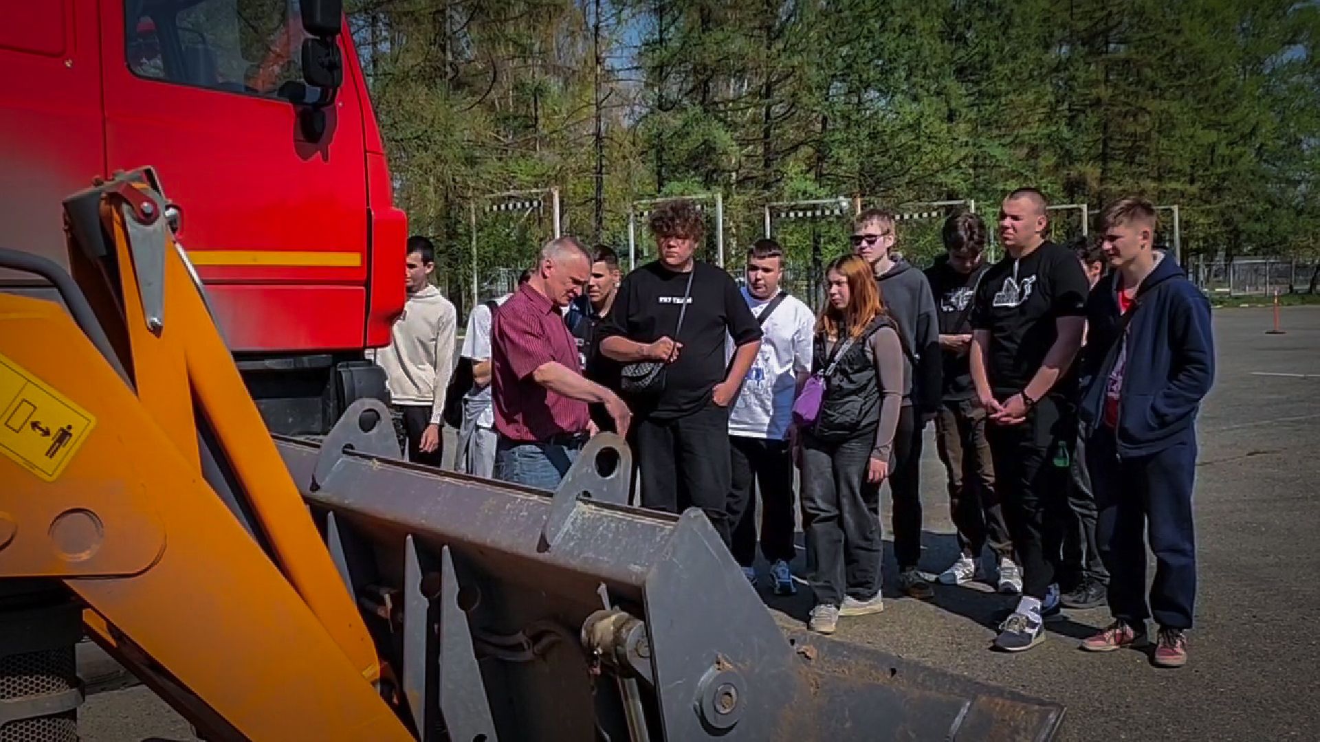 бронницы, Автомобильно-дорожный колледж , мбу благоустройство, студентам показали коммунальную технику ,