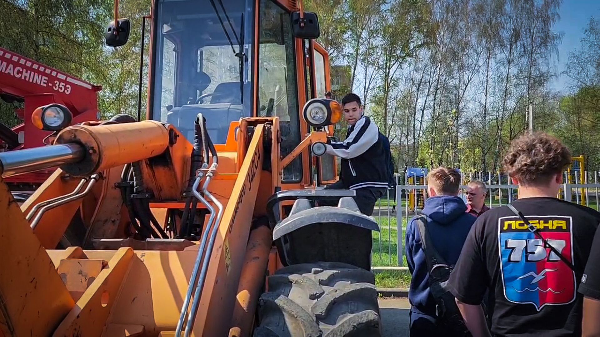 бронницы, Автомобильно-дорожный колледж , мбу благоустройство, студентам показали коммунальную технику ,