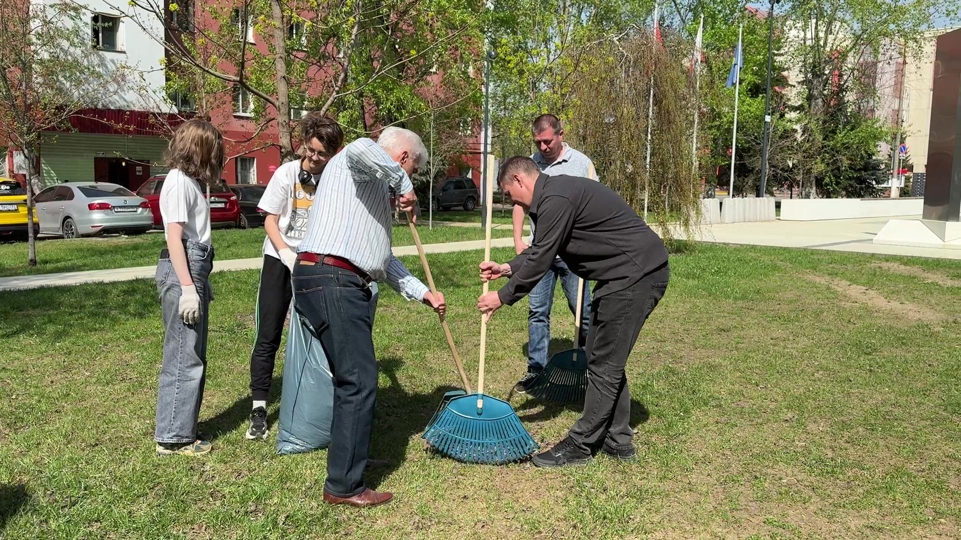 реутов, благоустройство, субботник, чистота, грабли, мусор,