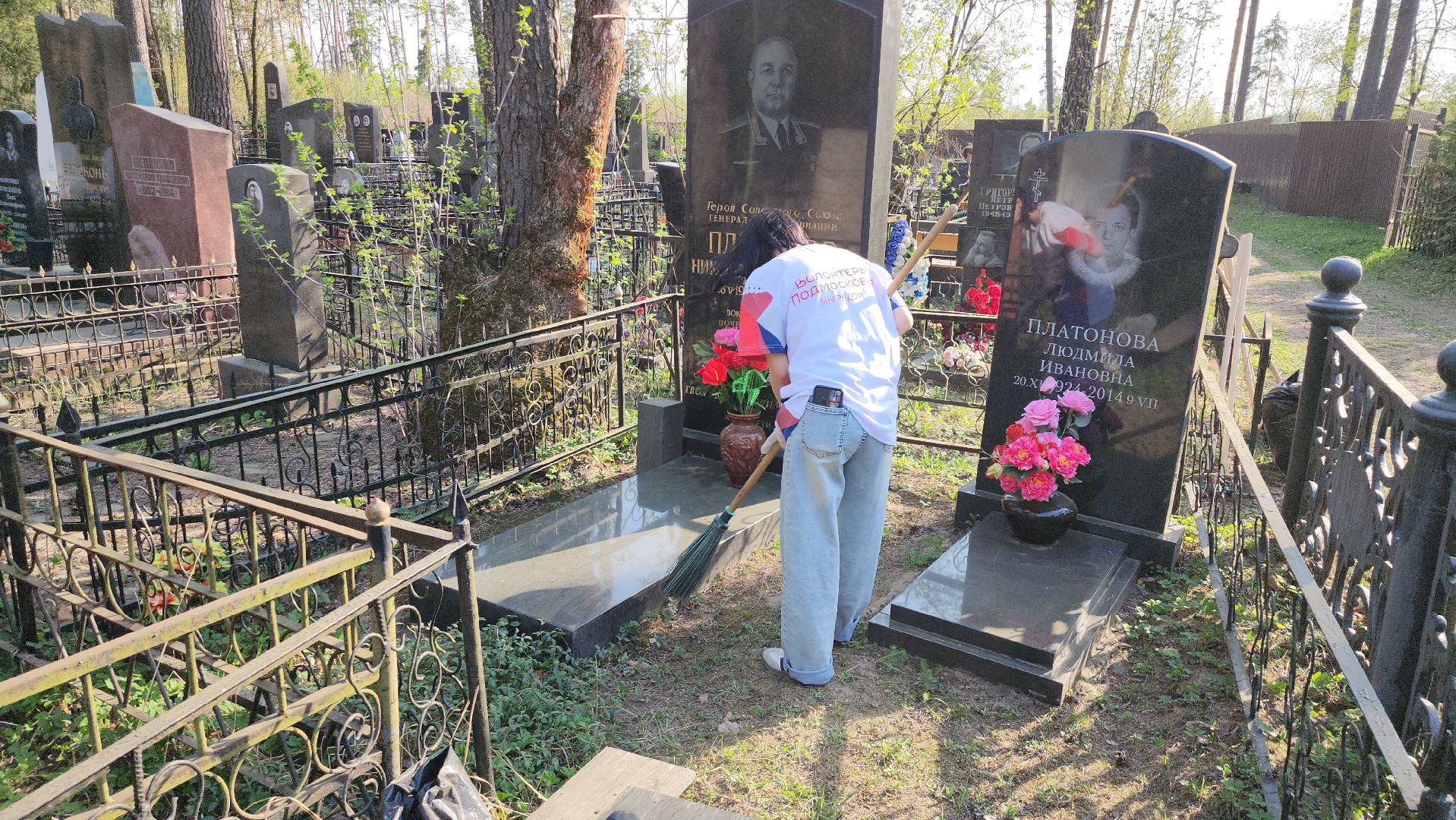 волонтеры победы, уборка мемориалов, день победы, монино,