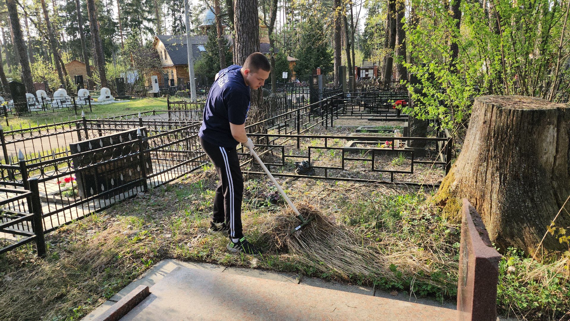 волонтеры победы, уборка мемориалов, день победы, монино,