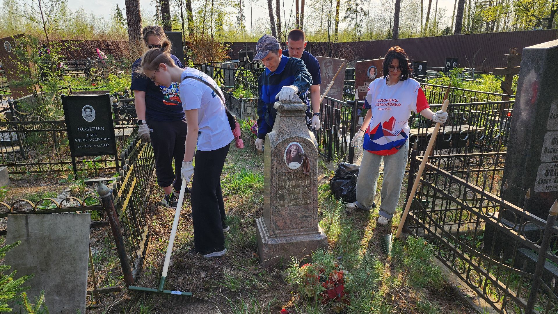 волонтеры победы, уборка мемориалов, день победы, монино,