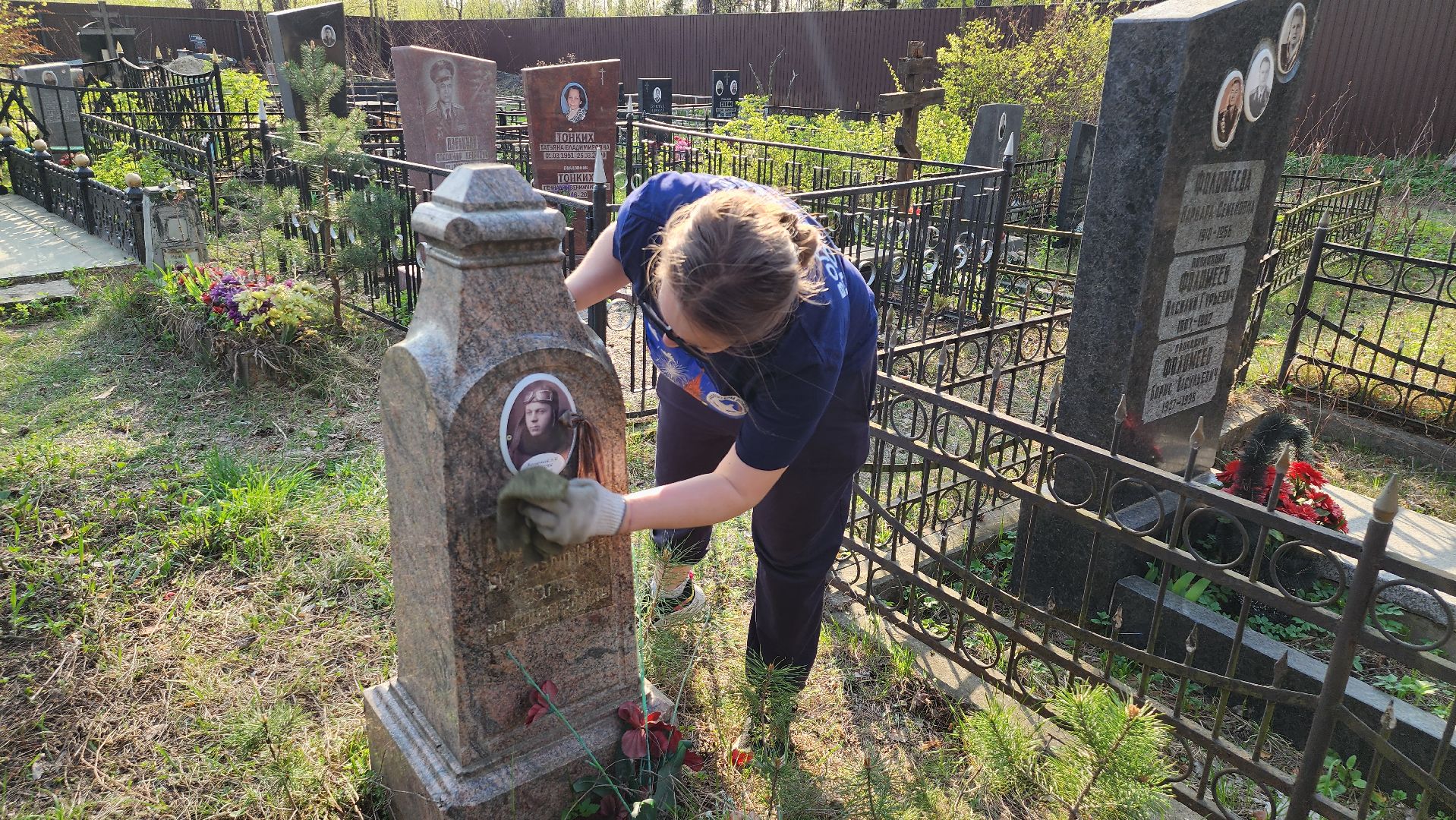 волонтеры победы, уборка мемориалов, день победы, монино,