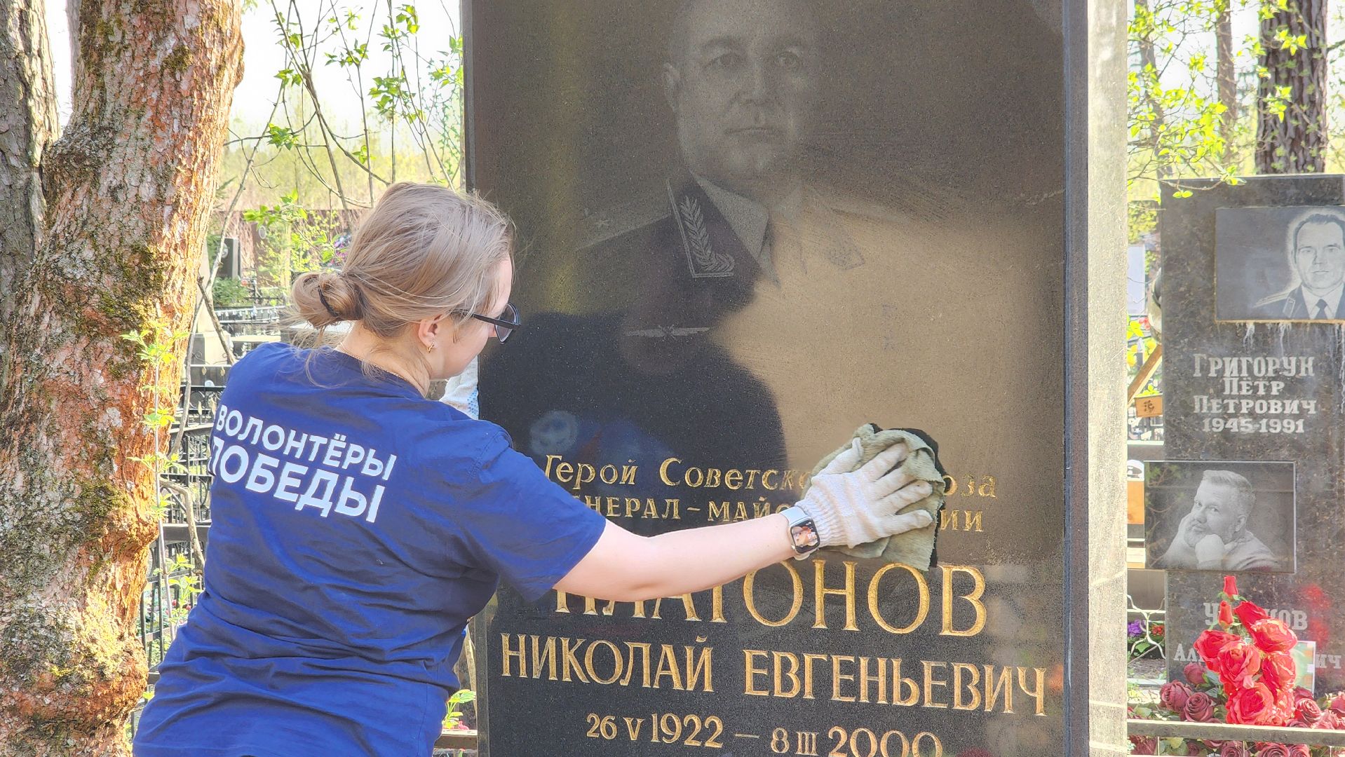 волонтеры победы, уборка мемориалов, день победы, монино,